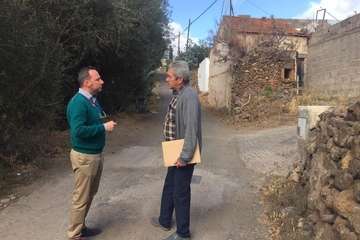 Vías y Obras y un técnico insular analizan las necesidades de asfaltado de los caminos agrícolas (Foto TA)
